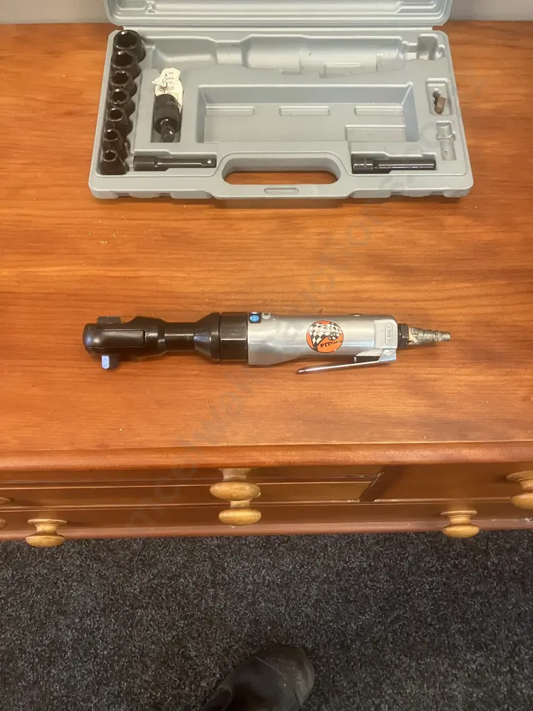 PIT Tools 3/8"  Air Ratchet Wrench Kit, 7 x Sockets 9mm - 19mm, Universal Joint, 2 x 75mm Extn Bars In Blow-Mould Case Image 1++