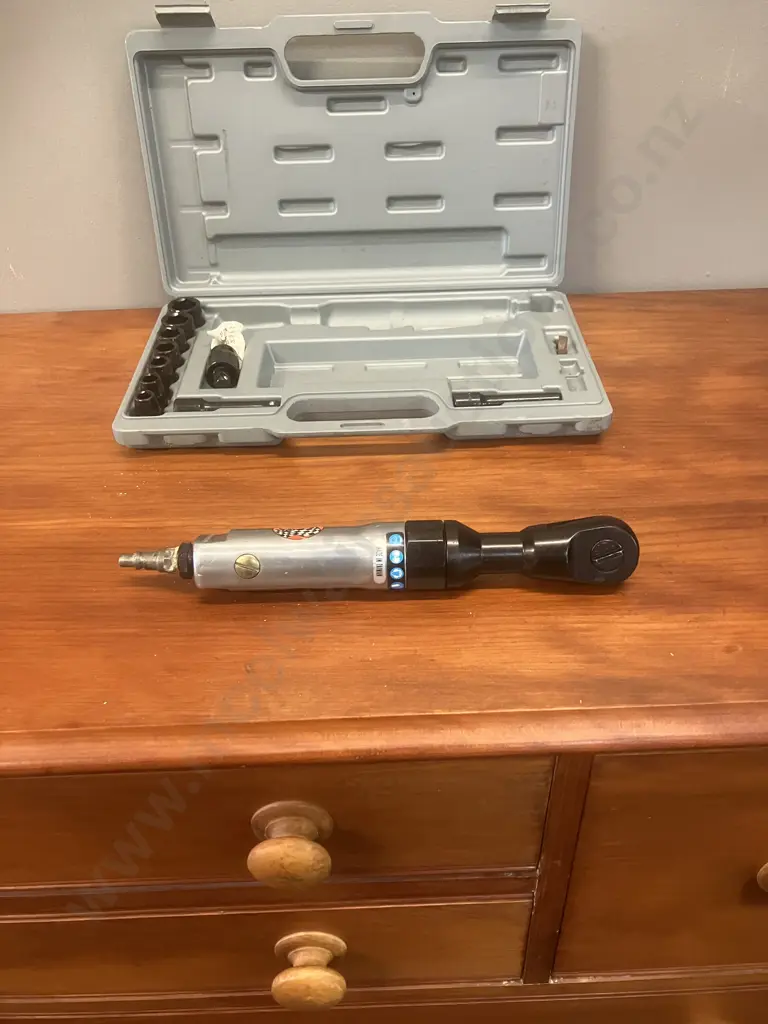 PIT Tools 3/8"  Air Ratchet Wrench Kit, 7 x Sockets 9mm - 19mm, Universal Joint, 2 x 75mm Extn Bars In Blow-Mould Case Image 1++