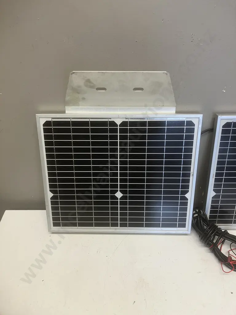 Pair of Crystalline Silicon Solar Panels 14.5W (28.5 x 34cm) With Aluminum Mounts Image 1++