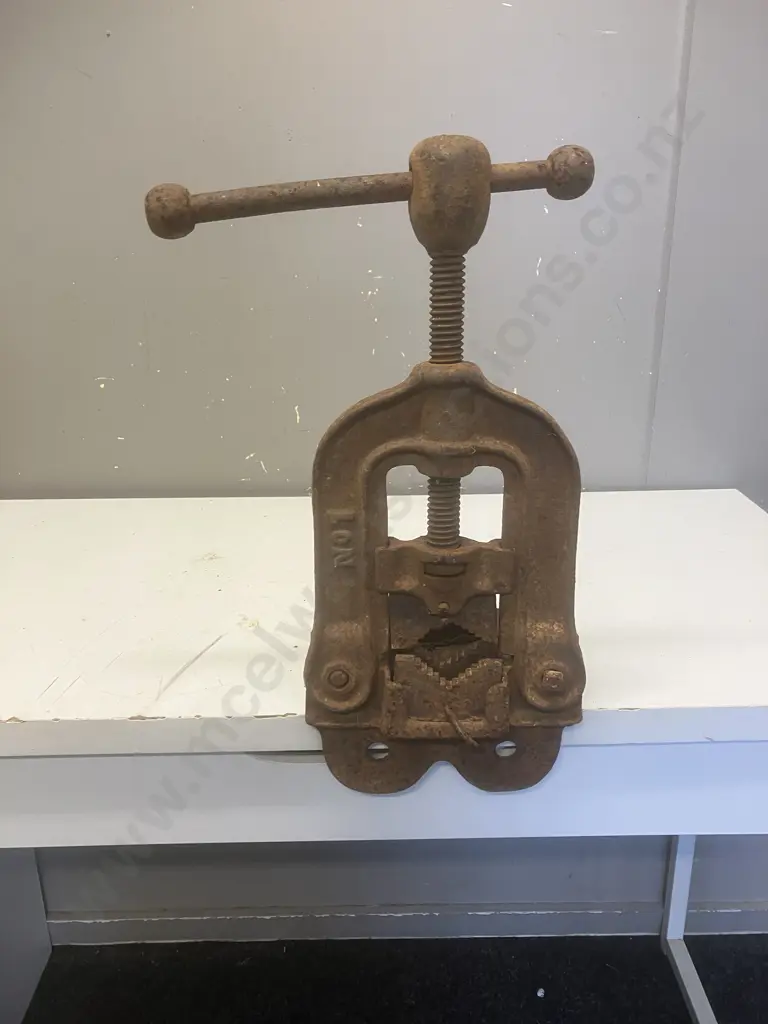 Vintage NO1 Pipe Vice Image 1++