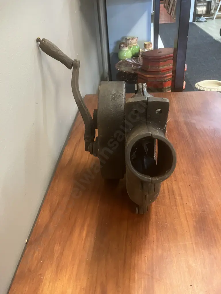 Vintage Champion Blower & Forge Co (USA) Cast Iron Blacksmith Hand Crank Blower Image 1++