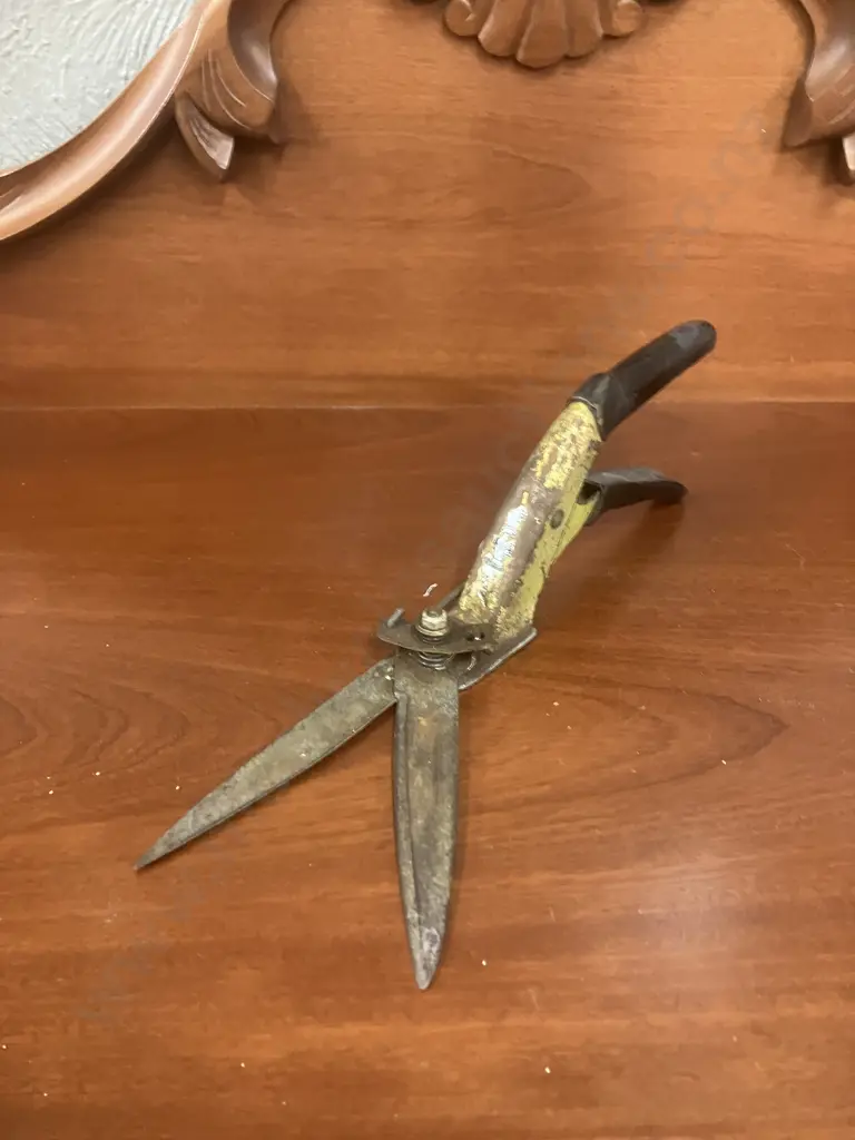 Vintage Mechanical Garden Shears Image 1++