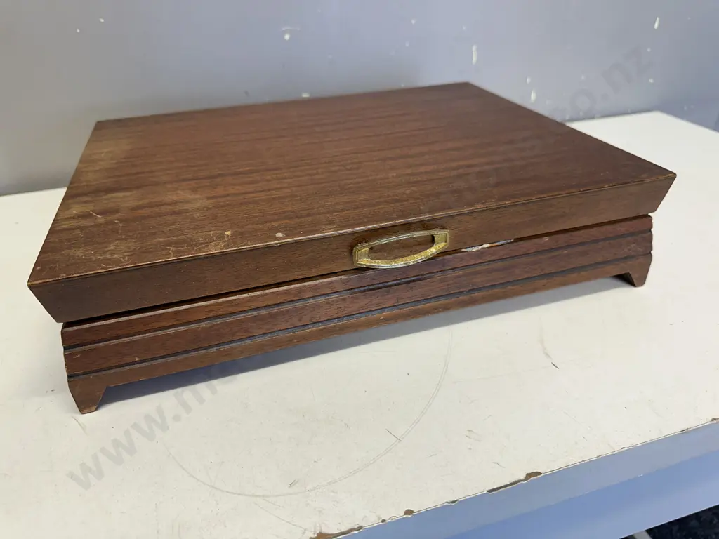 ASHBERRY of Sheffield 'De MILO' Pattern 44 Piece Cutlery Set in Wooden Canteen Image 1++