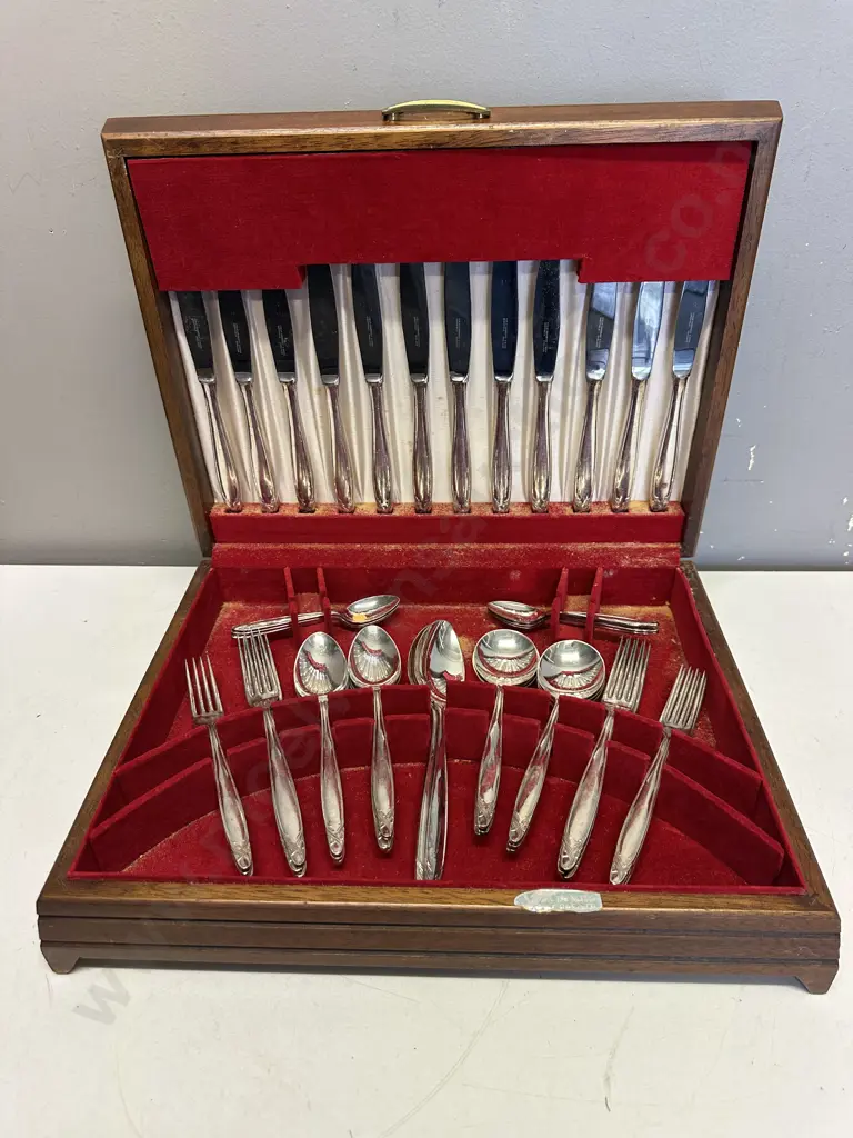 ASHBERRY of Sheffield 'De MILO' Pattern 44 Piece Cutlery Set in Wooden Canteen Image 1++