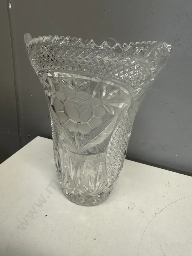 Crystal Floral Vase With Three Frosted Flowers H24cm. Image 1++