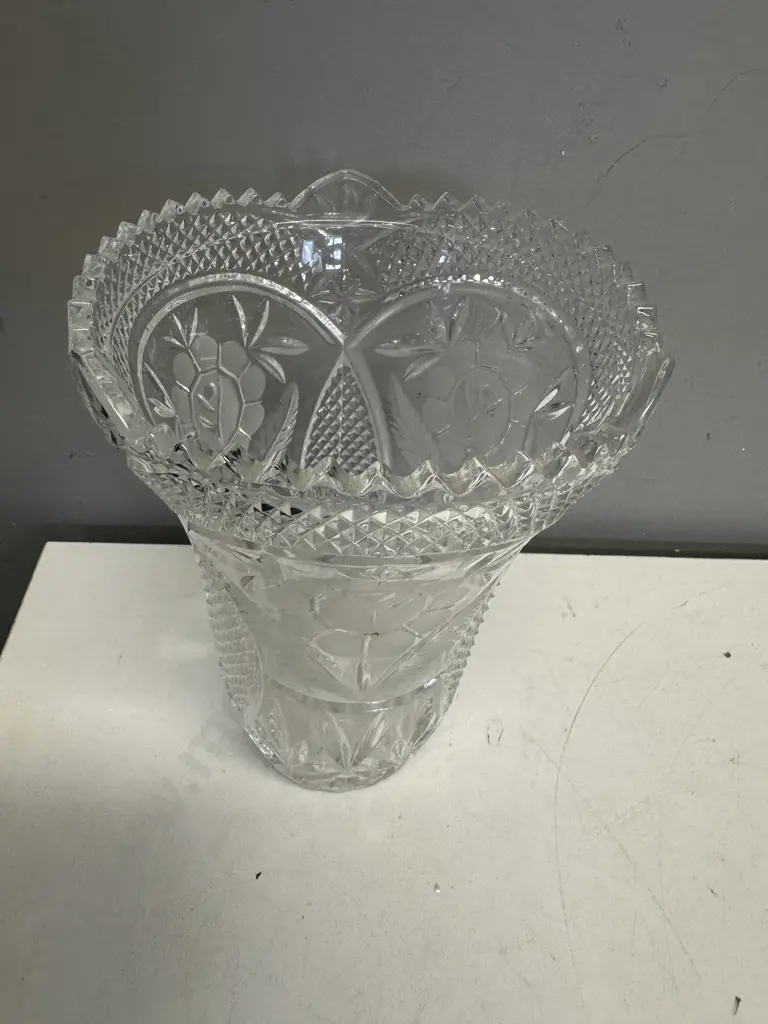 Crystal Floral Vase With Three Frosted Flowers H24cm. Image 1++