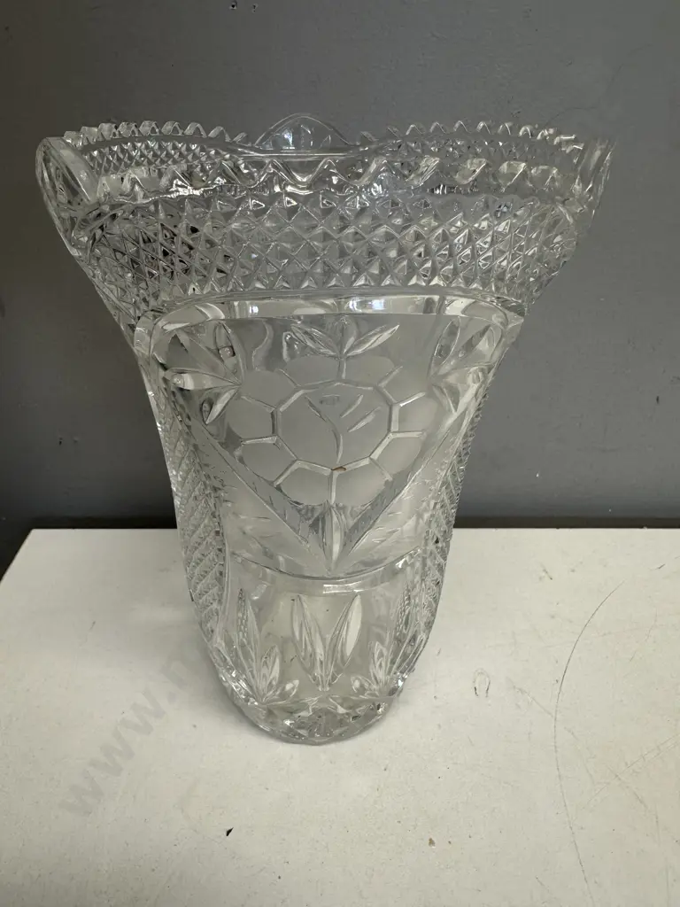 Crystal Floral Vase With Three Frosted Flowers H24cm. Image 1++