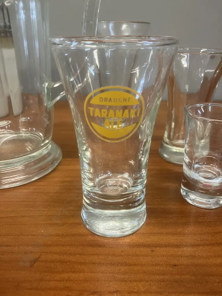 H+A+N+Z NZ Glass Beer Jug, Brown Brothers Milawa Vineyard Pottery Decanter, Wade CUTTY SARK Ashtray, Glasses Image 1++