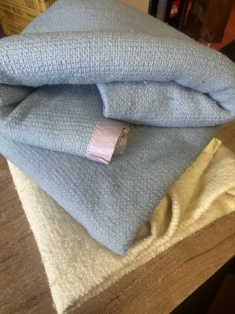 Woollen Blankets x3 With Satin Edges Image 1++