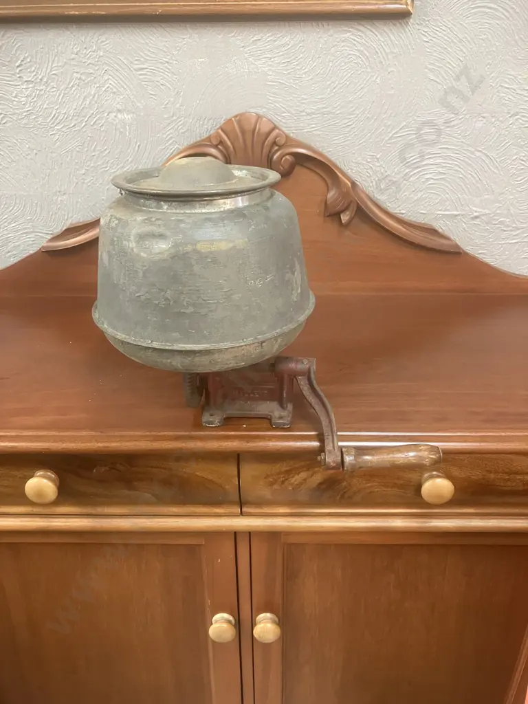 Vintage ⁨Malleys Ltd, Sydney Hand Operated Butter Churn⁩, c1930-1950. 30 x 39cm (60 Rev Pr Min) Image 1++