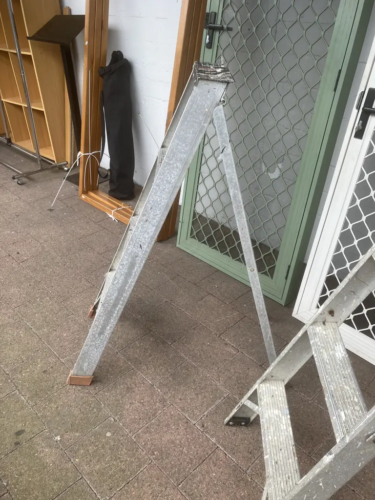 Pair of Aluminum Step Ladders - 4 Step 144cm & 3 Step 121cm Image 1++