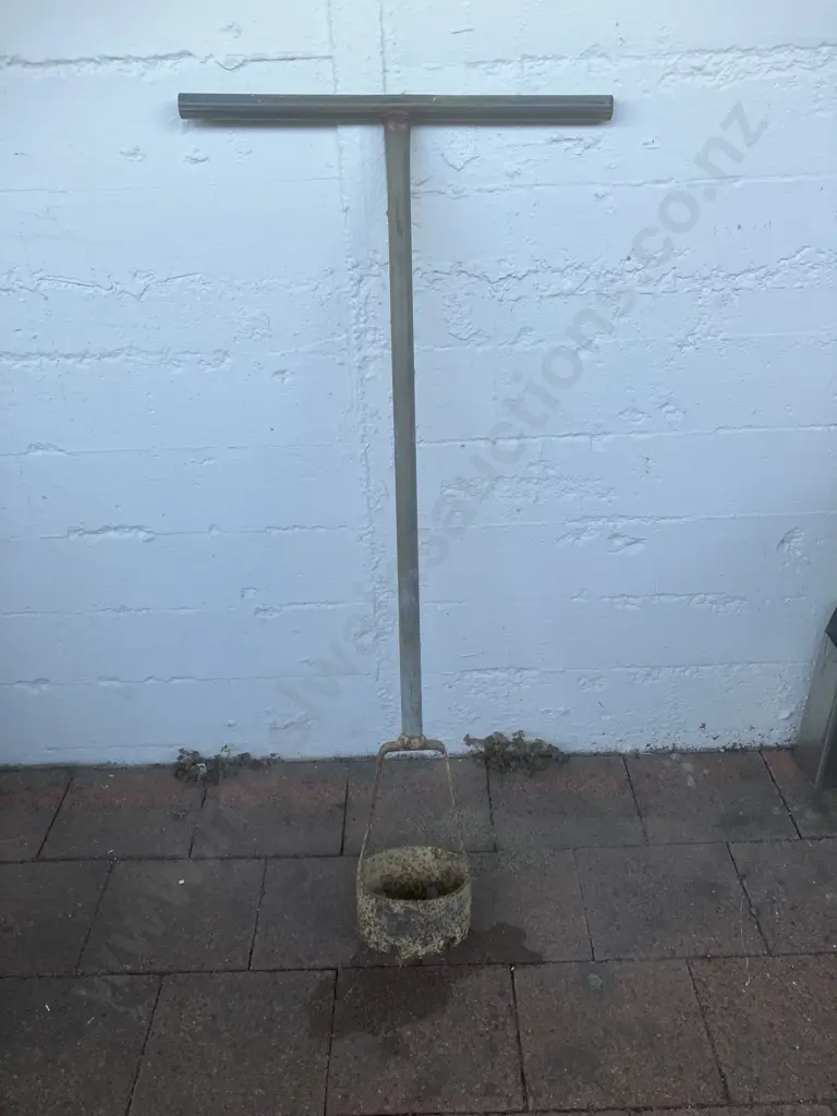 Hand Post Hole Auger. 107 x 14cm Image 1++