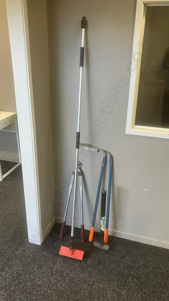 Pruners, Shears, Browns Scrubber Wash Broom & Cyclone 1.8Kg Sledge Hammer Image 1++