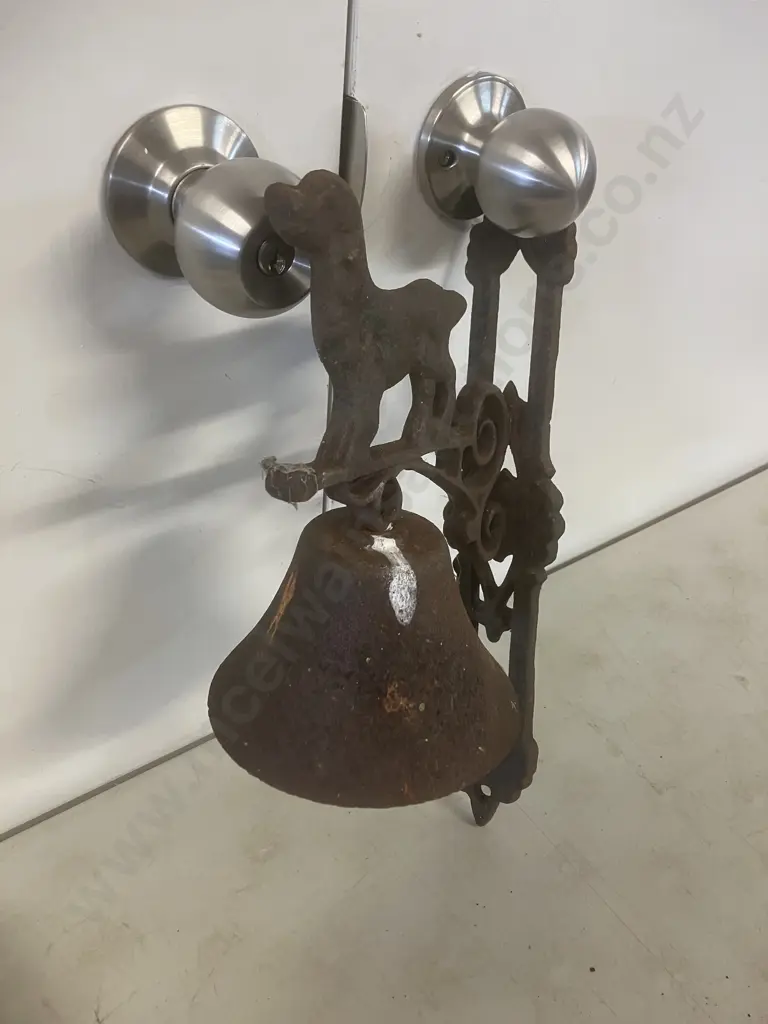 Cast Iron Dog Door Bell With Wall Mount. 35 x 19cm Image 1++