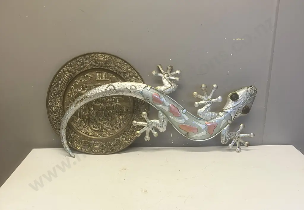 Gecko 70cm Metal Wall Art & Round Wall Hung Brass Tray Image 1++