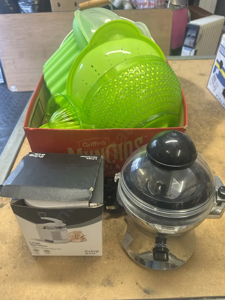 Box Lot Of Plasticware Items, Serving Tray, Spiraliser Etc Image 1++