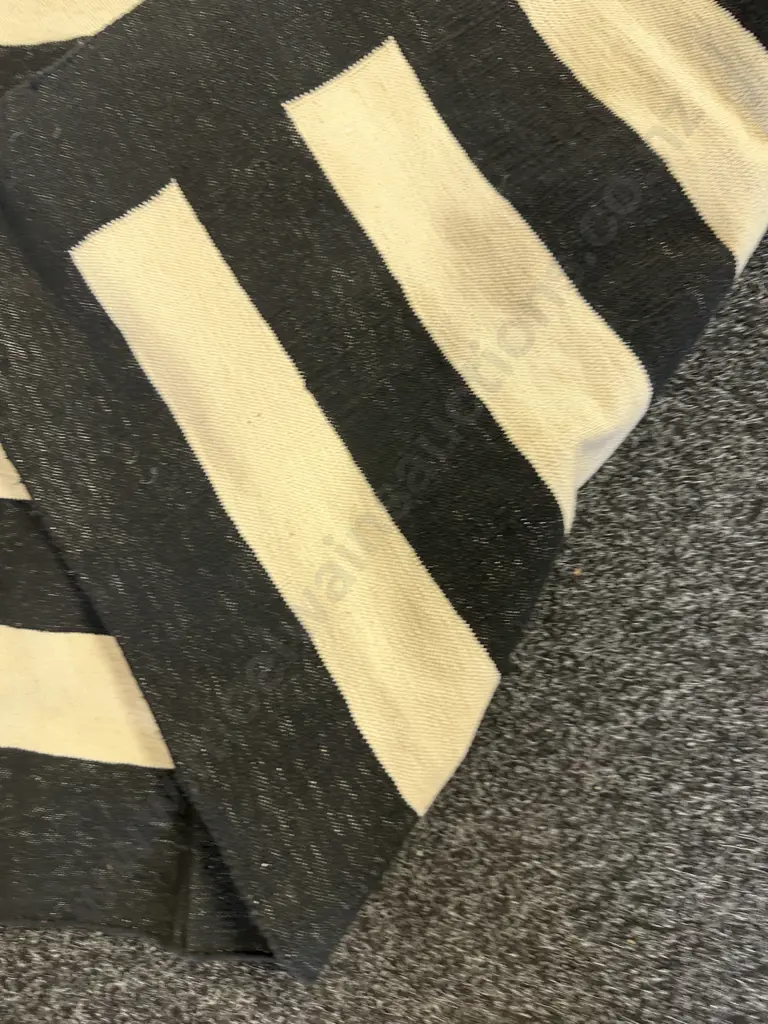 Black & White Floor Rug 182x128cm. Image 1++