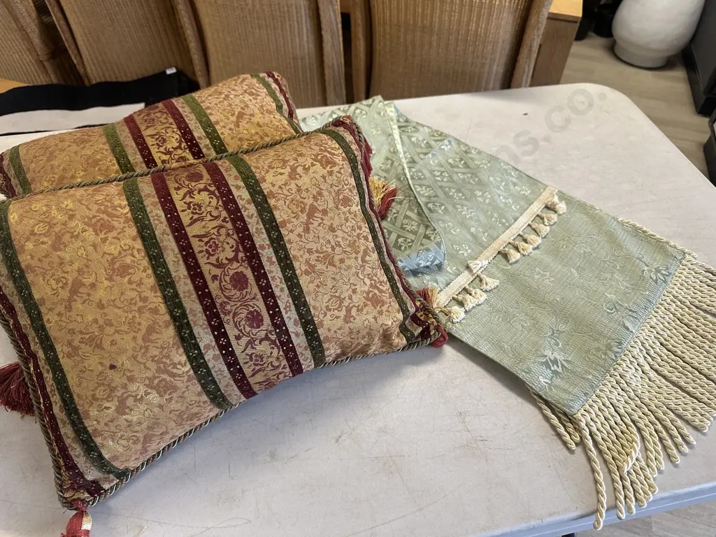 Spearmint & Cream Table Runner & Pair Of Rectangular Cushions Image 1++