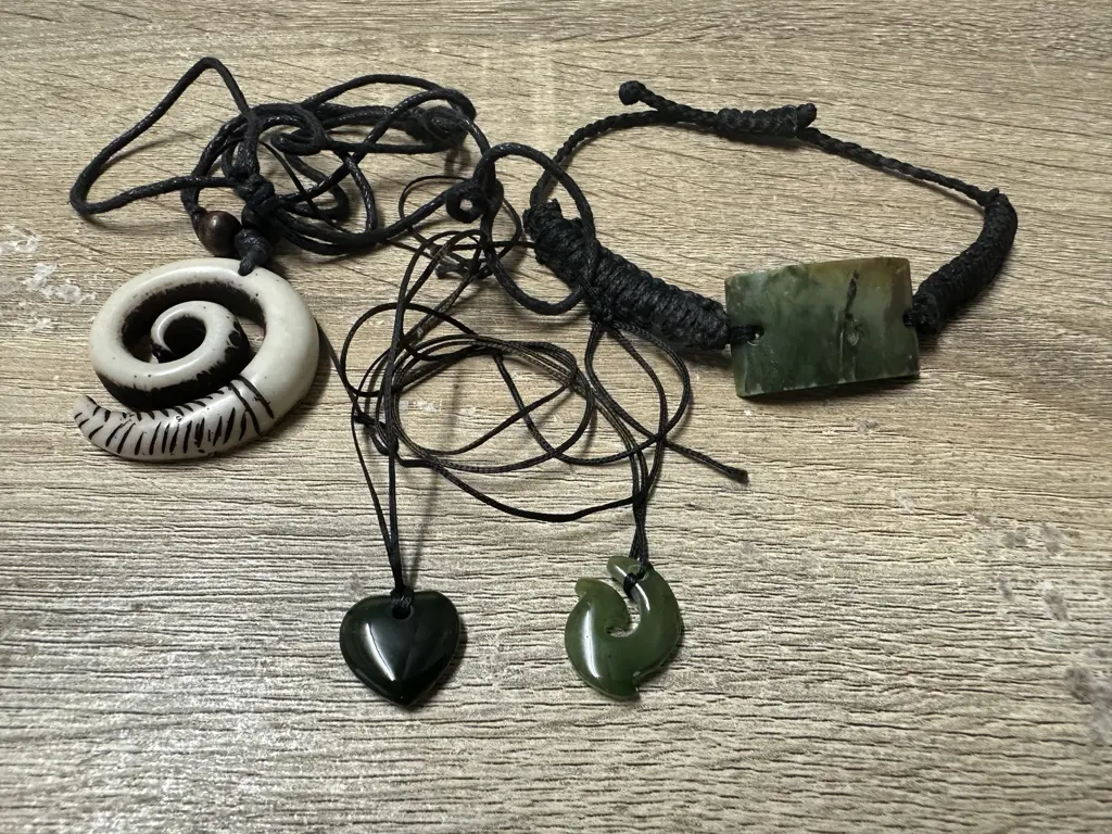 Assorted Jewellery Items Including Greenstone Etc Image 1++