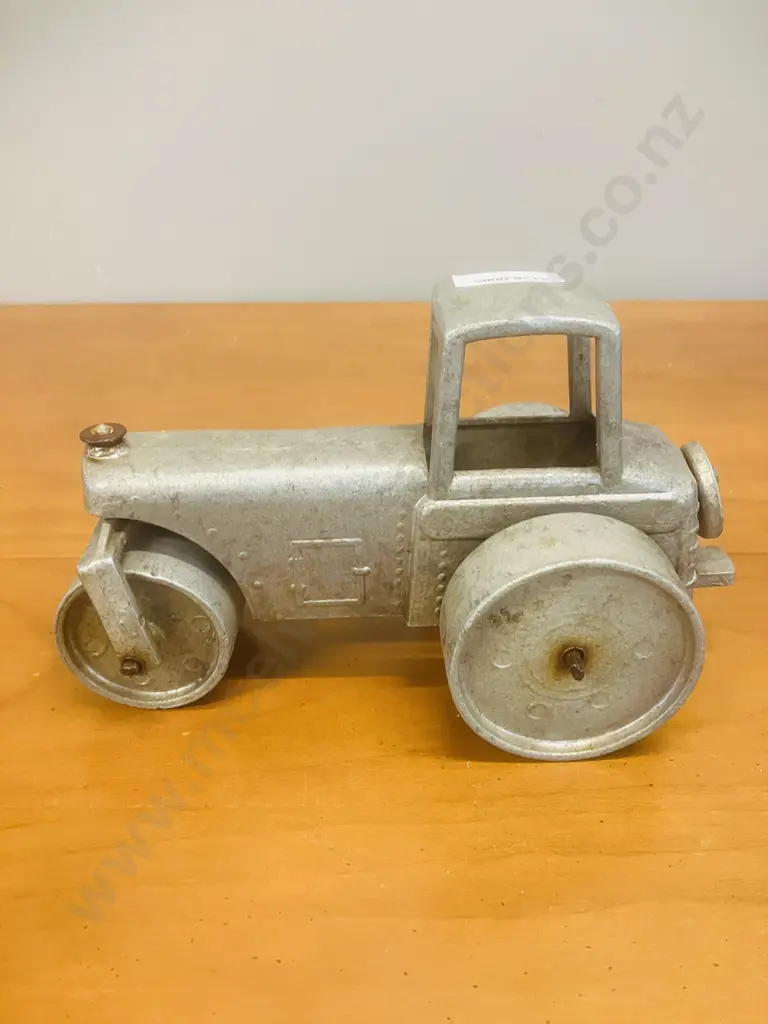 Jumbo Toys Aluminum Road Roller c1960s McKenzie & Bannister - Auckland. H130 L223 W106mm Image 1++