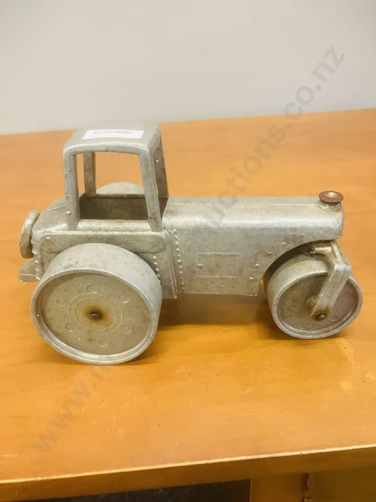 Jumbo Toys Aluminum Road Roller c1960s McKenzie & Bannister - Auckland. H130 L223 W106mm Image 1++