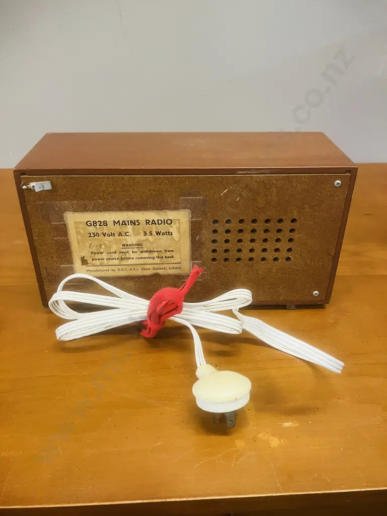 G.E.C. G828 'Dresden' 5 Transistor (Valve) Radio (1968) Image 1++