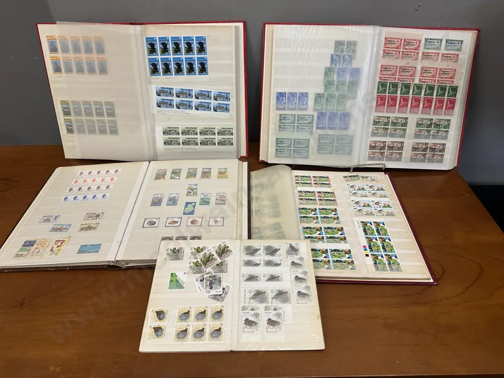 New Zealand Modern Stamps In Five Albums Including Lighthouse Stockbooks Image 1++
