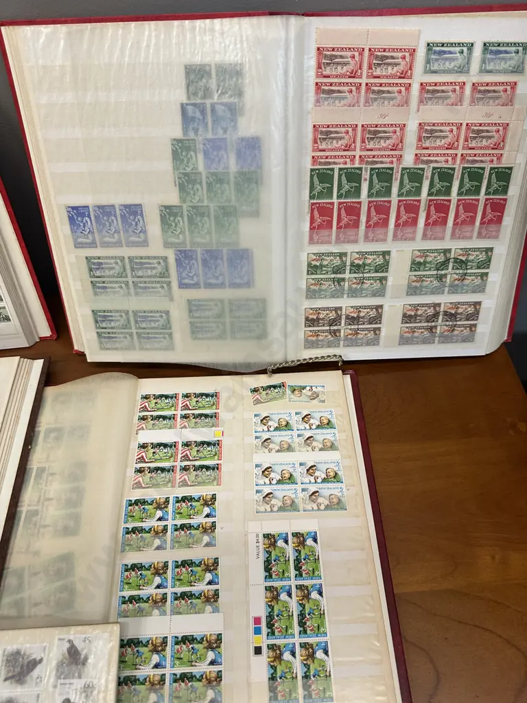 New Zealand Modern Stamps In Five Albums Including Lighthouse Stockbooks Image 1++
