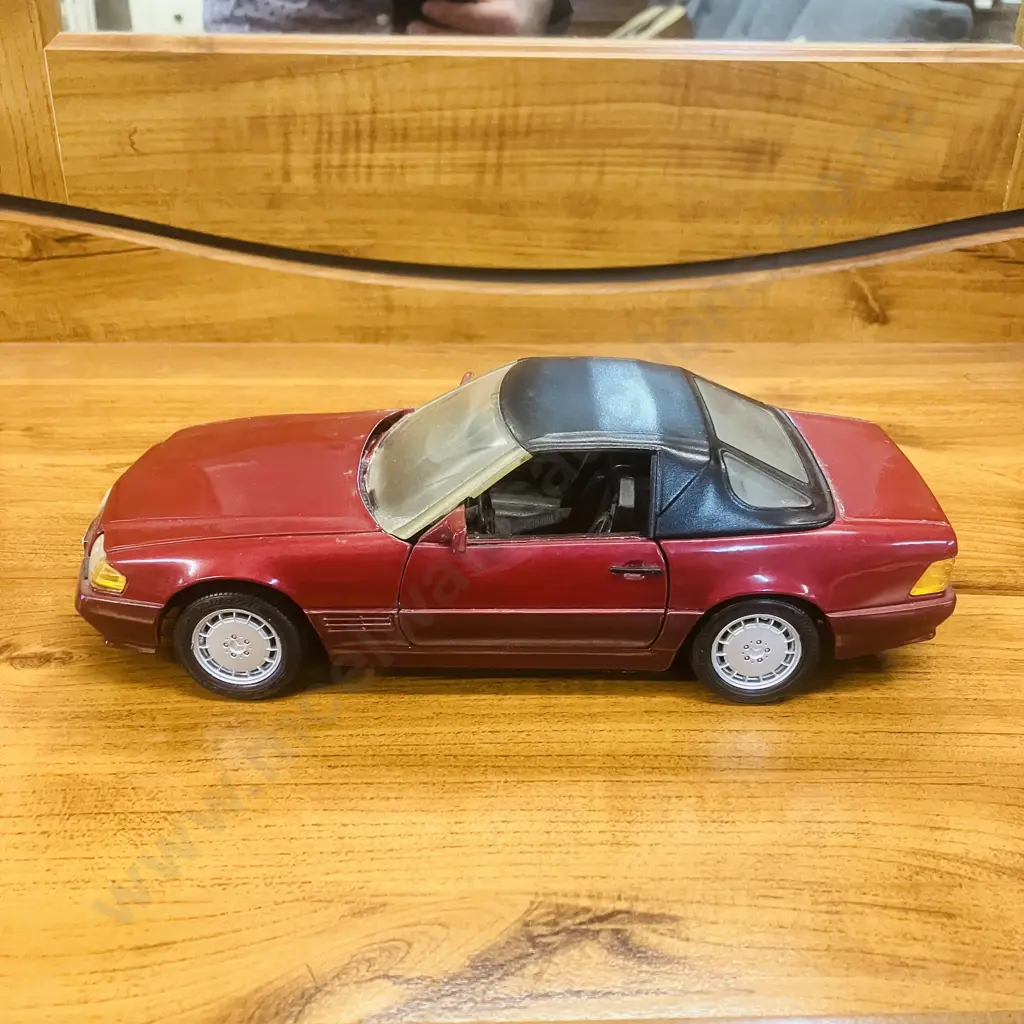 Revell 1990 Mercedes Benz SL500 Convertible 1/18 Die Cast Red Image 1++