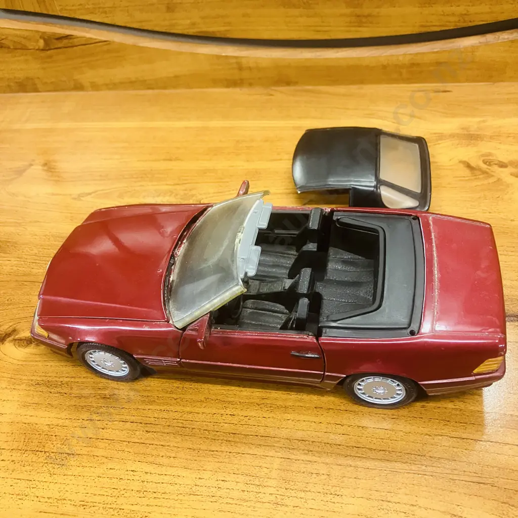 Revell 1990 Mercedes Benz SL500 Convertible 1/18 Die Cast Red Image 1++