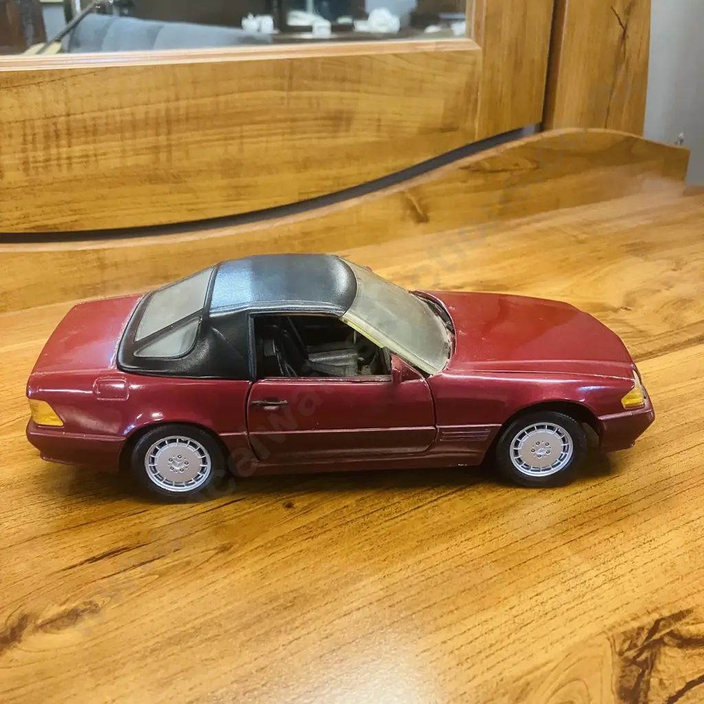 Revell 1990 Mercedes Benz SL500 Convertible 1/18 Die Cast Red Image 1++