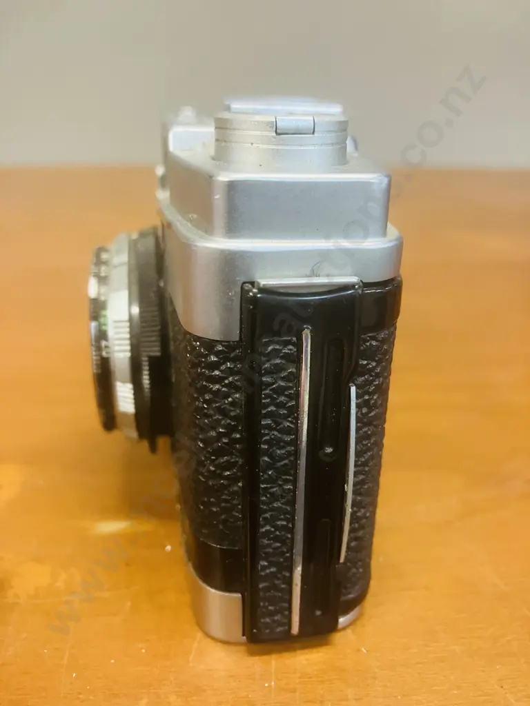 Kuribayashi Petri Junior Half-Frame 35mm Scale Focus Film Camera With 28mm f/2.8 Petri Orikkor Lens - 1960 Japan Image 1++