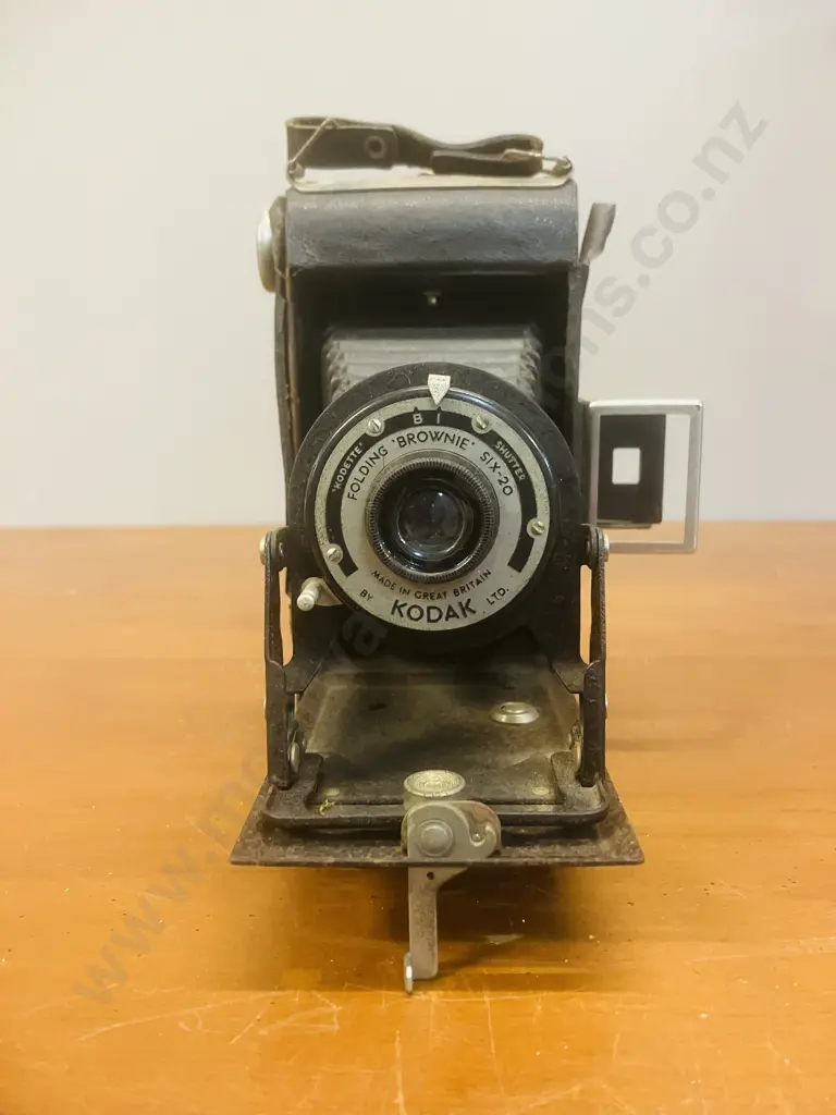 Kodak Folding 'Brownie' Six-20 Fixed-focus Meniscus Lens In A Kodette II Shutter. 1937 - 1940 Great Britain Image 1++