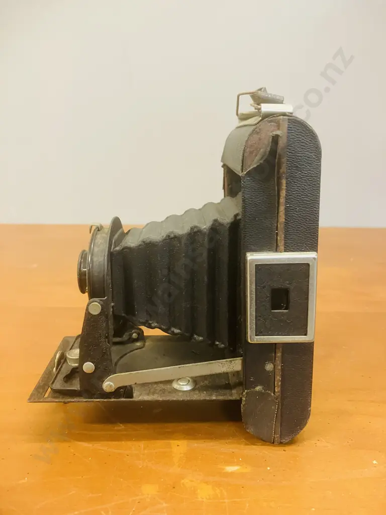 Kodak Folding 'Brownie' Six-20 Fixed-focus Meniscus Lens In A Kodette II Shutter. 1937 - 1940 Great Britain Image 1++
