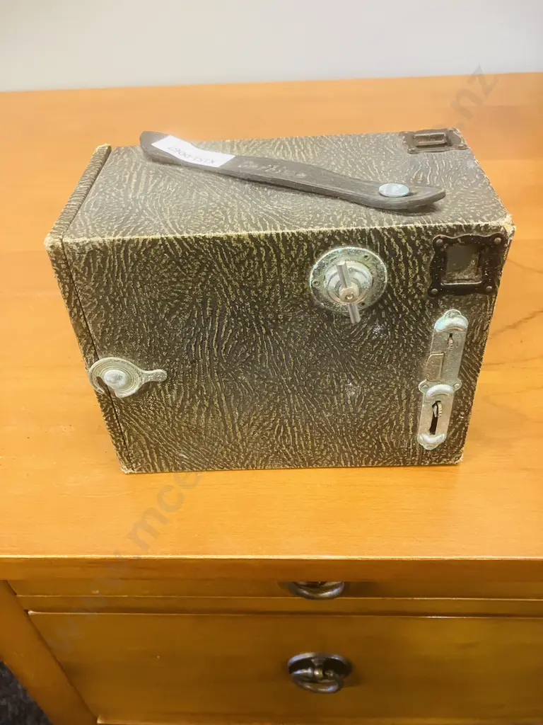 Antique Early 1920's Butcher’s No.2 Carbine Box Camera  -  120  /  6 x 9 Image 1++