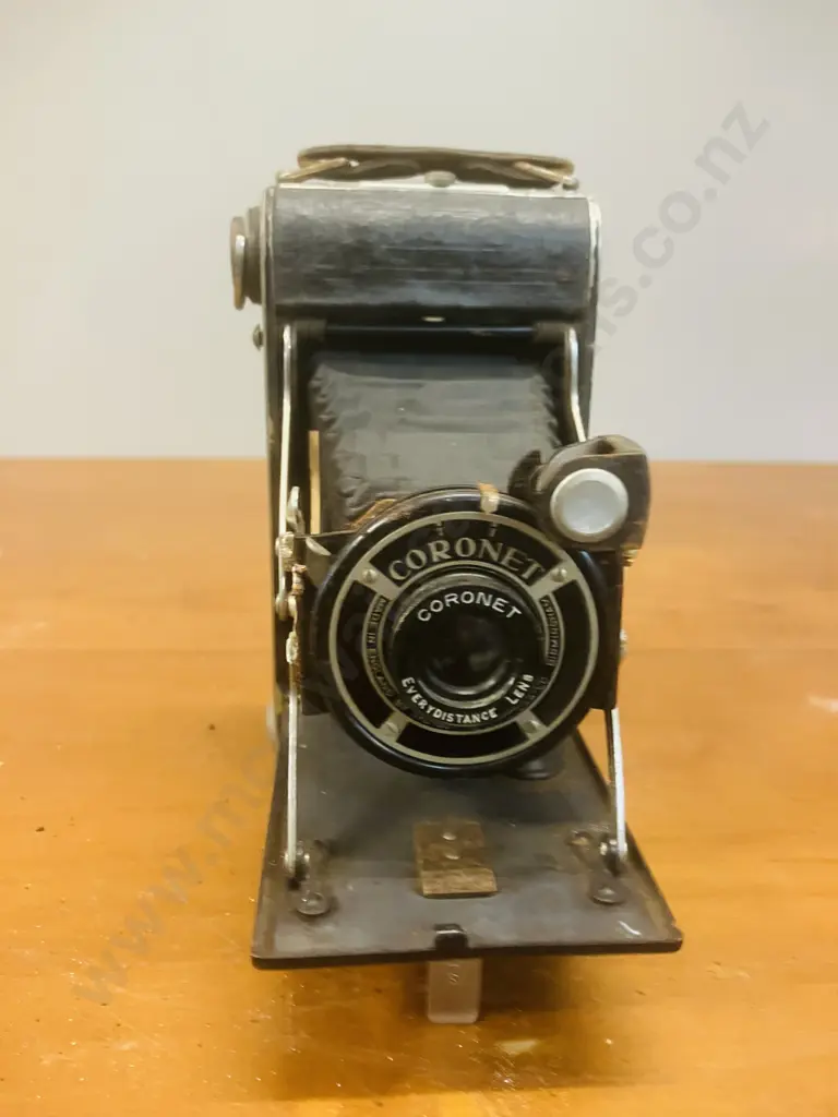 Antique Early 1930s Coronet Folding 120 Camera With EveryDistance Lens Image 1++