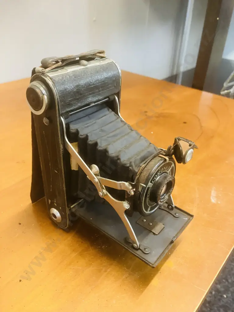 Antique Early 1930s Coronet Folding 120 Camera With EveryDistance Lens Image 1++