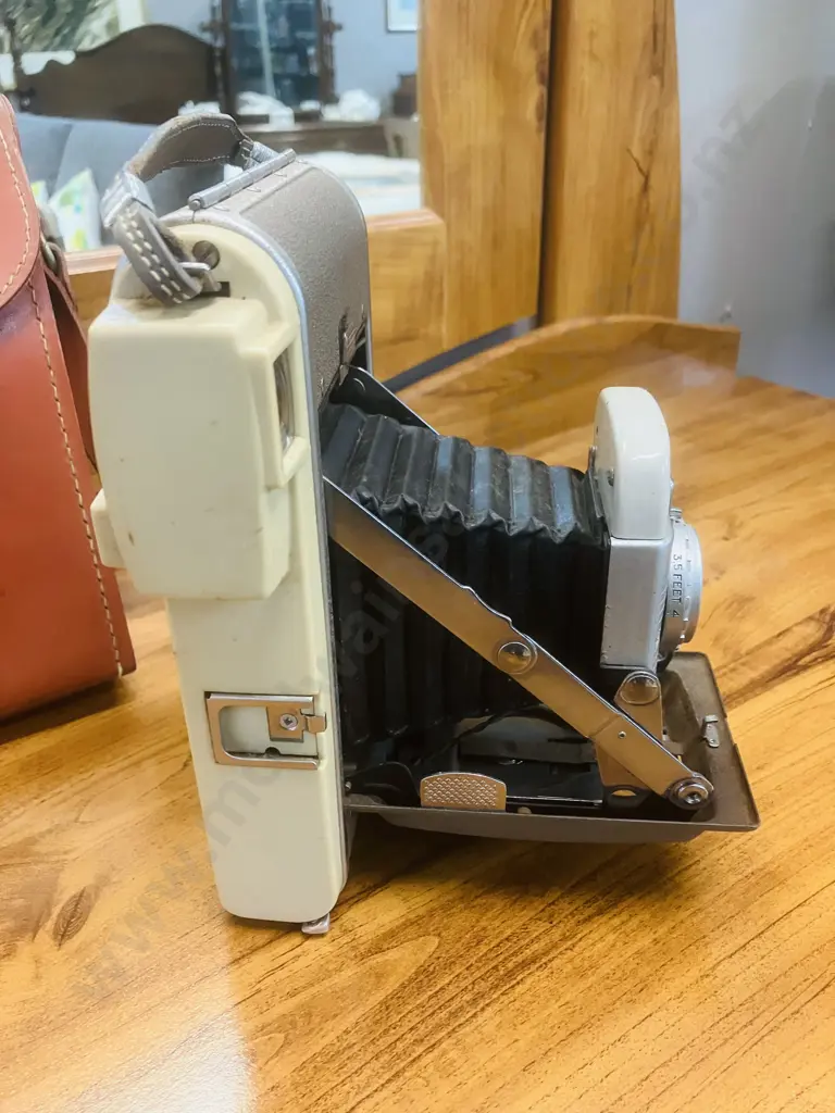 Vintage Polaroid Highlander Land Camera Model 80A With Leather Case. (1957 - 1959) Image 1++