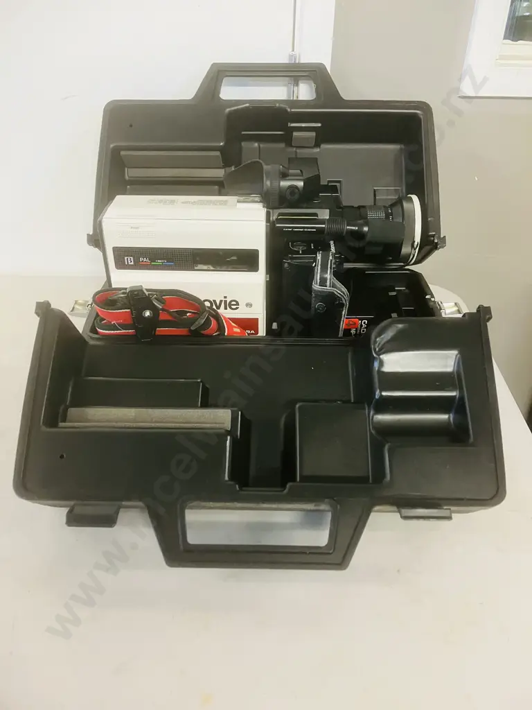 1980s Toshiba V-BM37A Betamovie Video Camera with Original Molded Carry Case, 2 x Batteries, (No Power Adapter) Image 1++