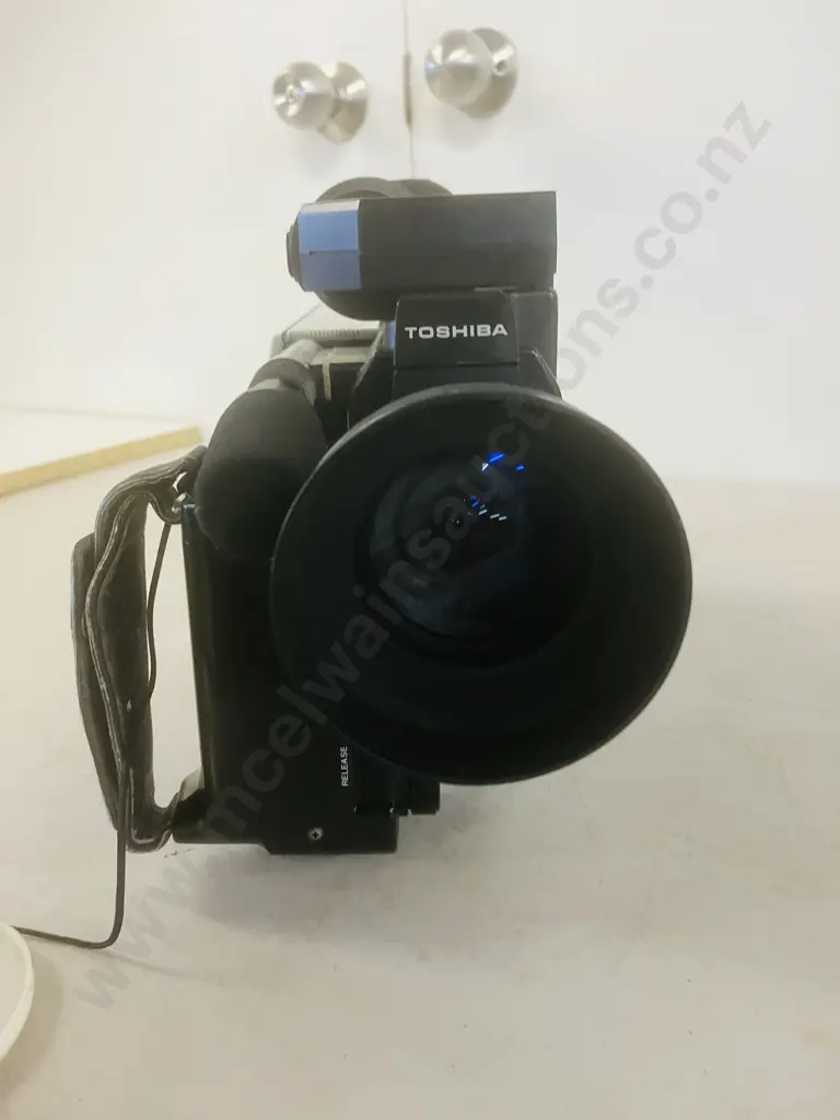 1980s Toshiba V-BM37A Betamovie Video Camera with Original Molded Carry Case, 2 x Batteries, (No Power Adapter) Image 1++