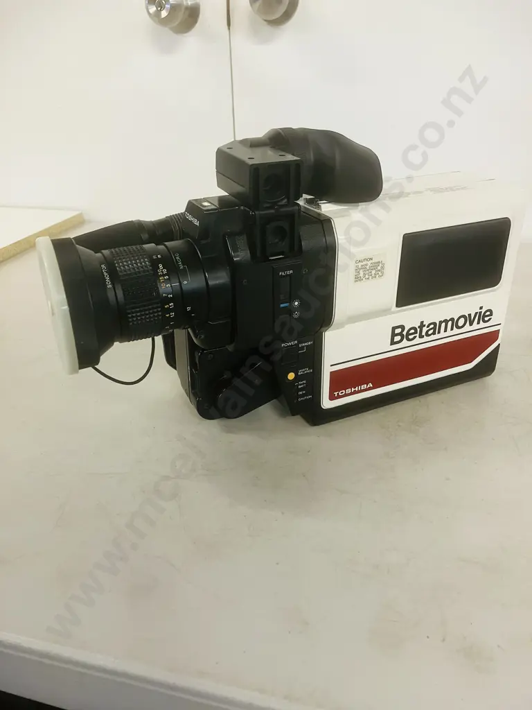 1980s Toshiba V-BM37A Betamovie Video Camera with Original Molded Carry Case, 2 x Batteries, (No Power Adapter) Image 1++