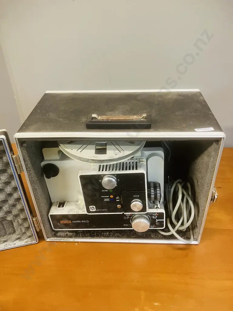 Vintage 1970s Eumig Mark 610 D Normal 8 And Super 8 Film Projector With Carry Case Image 1++