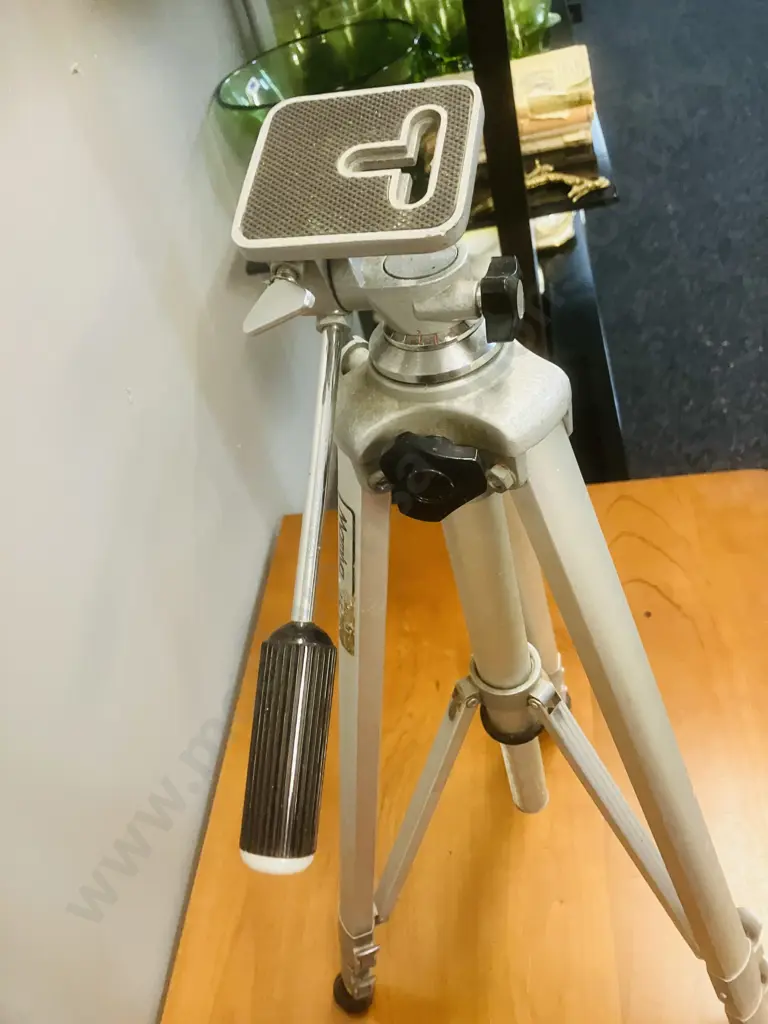 Mamiya 1506 Tripod Image 1++