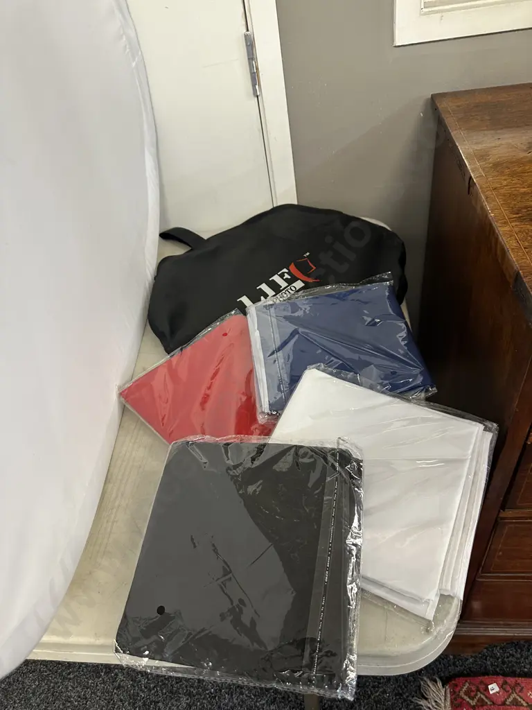 Collapsible Photographers Light Tent With Four Coloured Background Sheets Image 1++