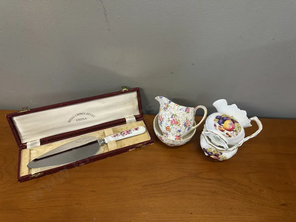 Selection Of Creamers, Sugar Bowls Etc Including Aynsley Image 1++