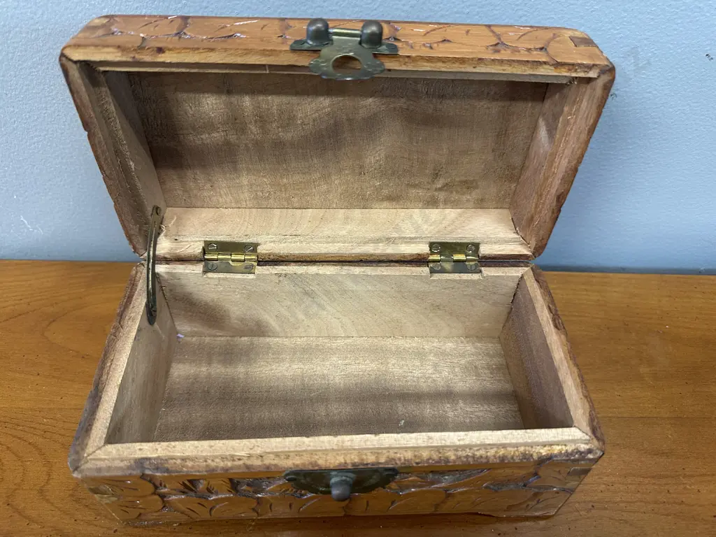 Vintage Wooden Carved Jewellery Box 10x20x11cm. Image 1++