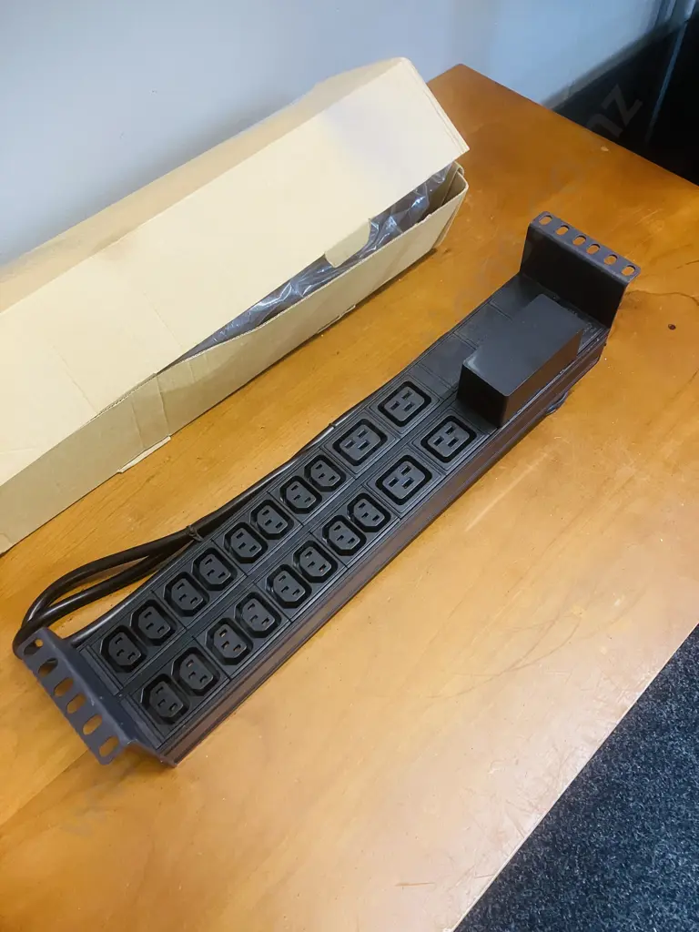 Dynamix RPR-IEC-16A20H 20 Outlet Horizontal Power Rail with 6KAC-CurveCircuit Breaker. Integrated 2m Power Cord, Black Image 1++