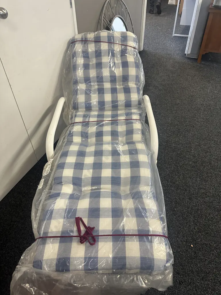 Ex Big Save Outdoor Sun Lounger White Tubular Frame With Navy Blue & White Check Cushion & New Red Chair Cushion  Image 1++