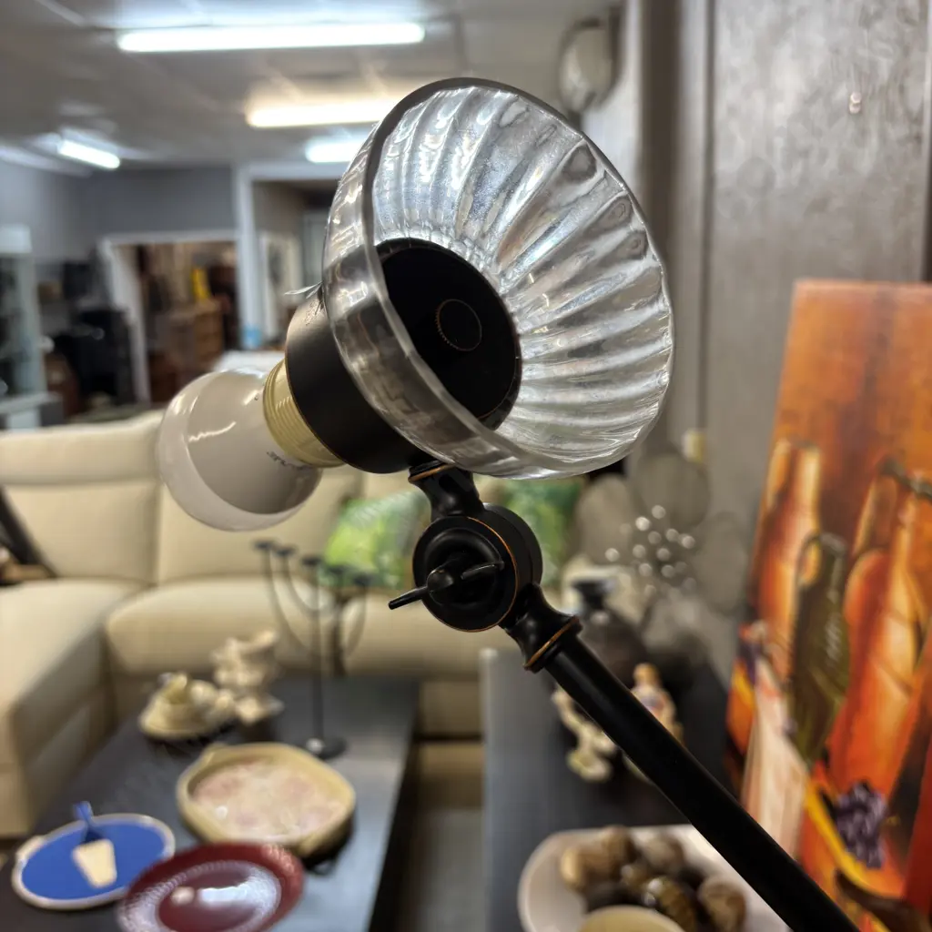 Pedestal Lamp Image 1++