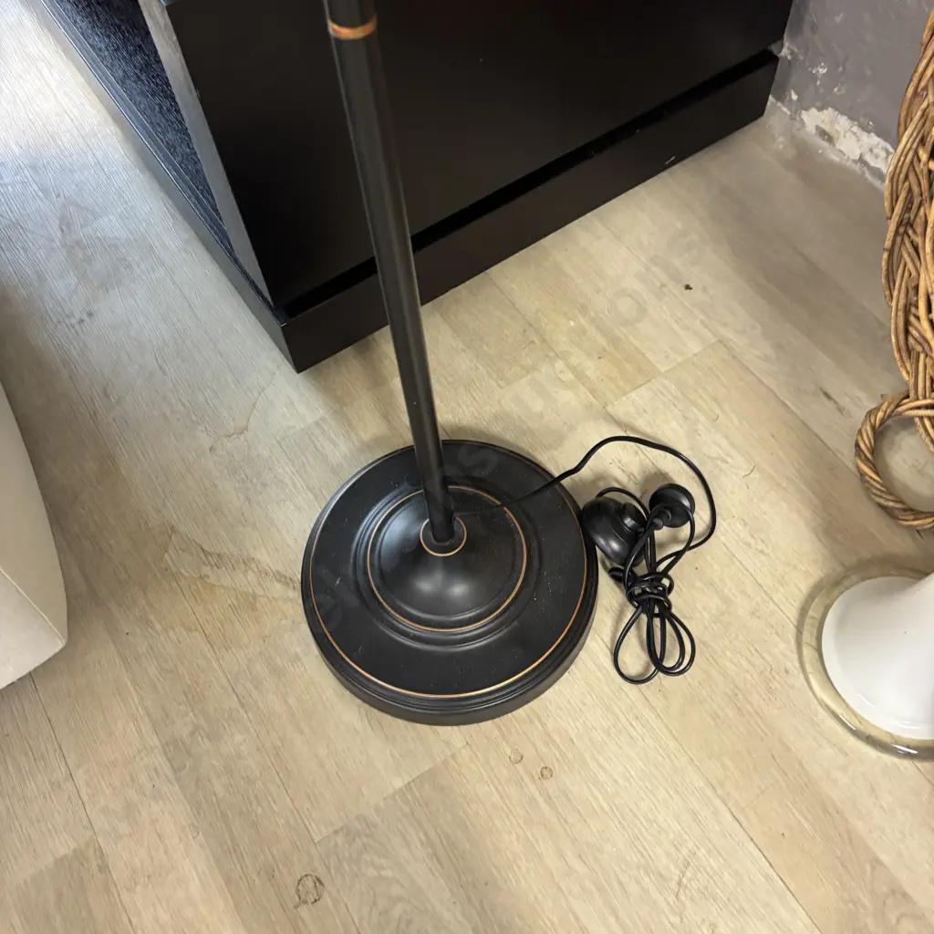 Pedestal Lamp Image 1++